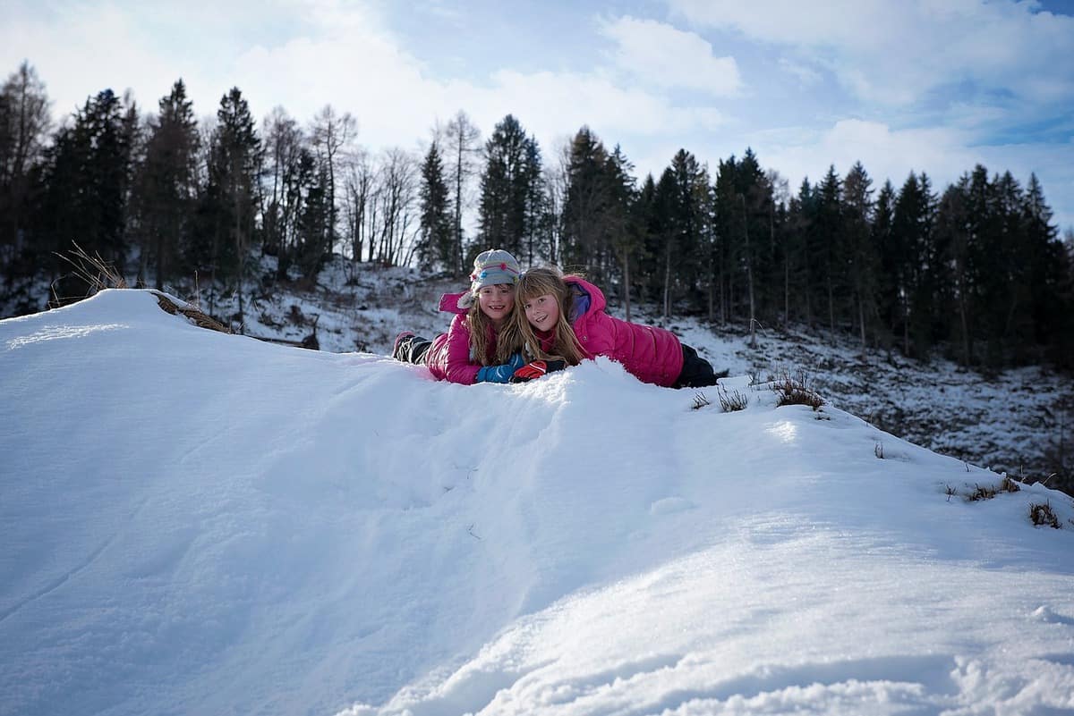 raparigas da neve a brincar