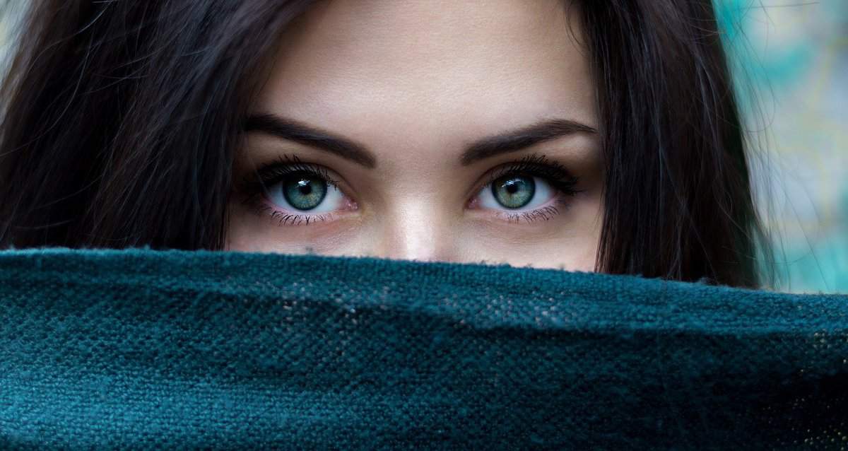 blue-eyed-woman