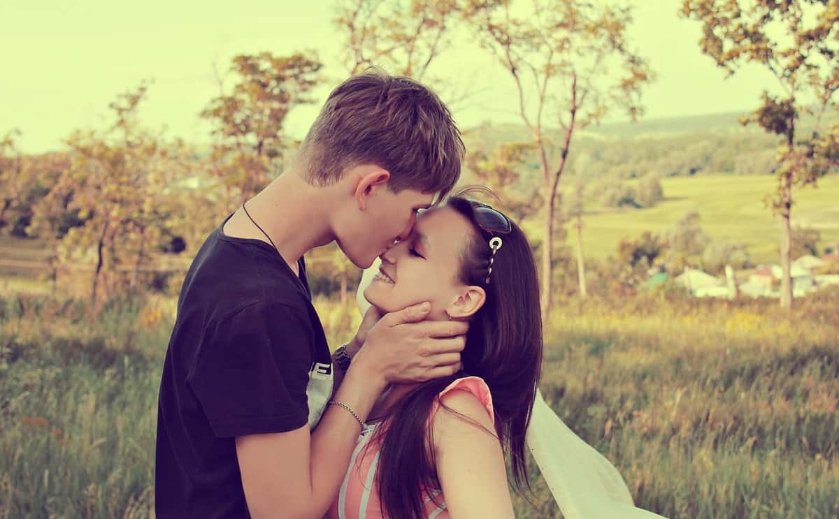 kissing-young-couple