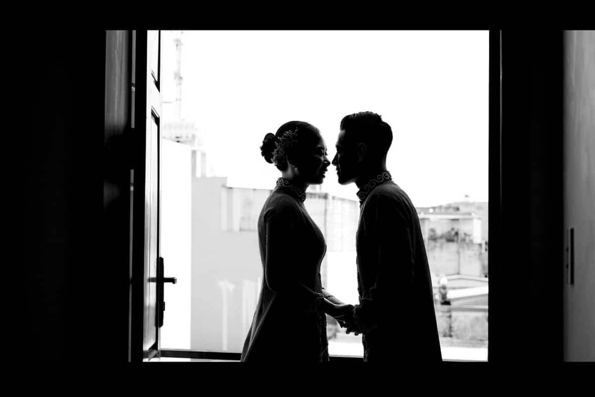 romance - besos - ventana