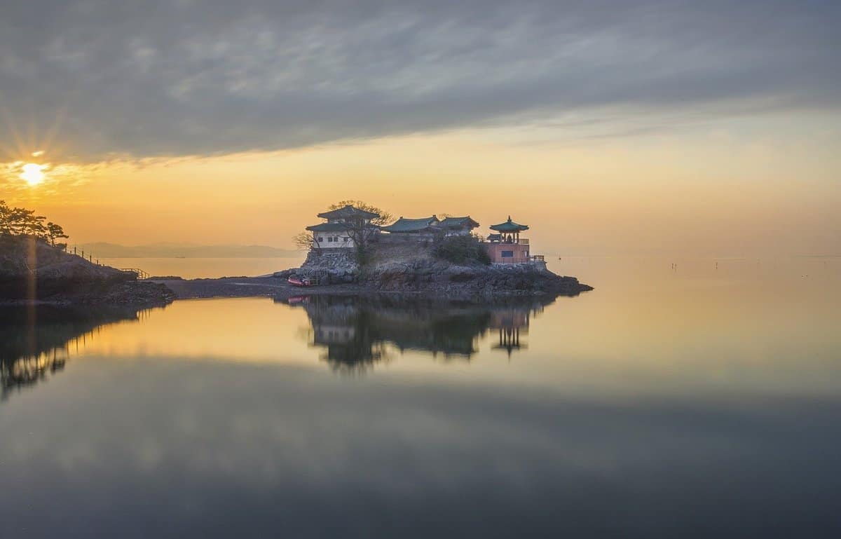 temple - horizon - lake