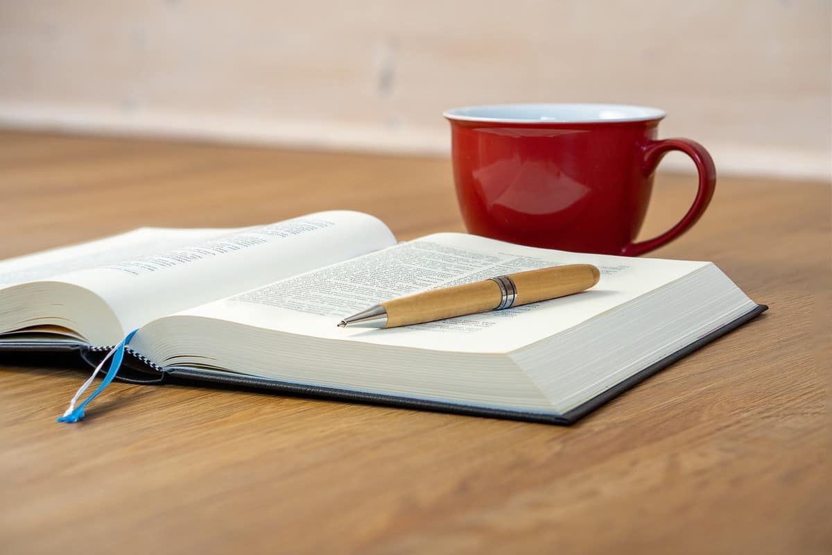 café-desk-book