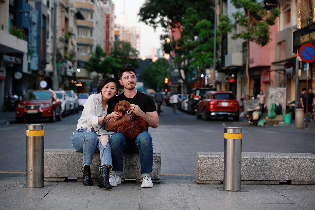 couple-sitting-together