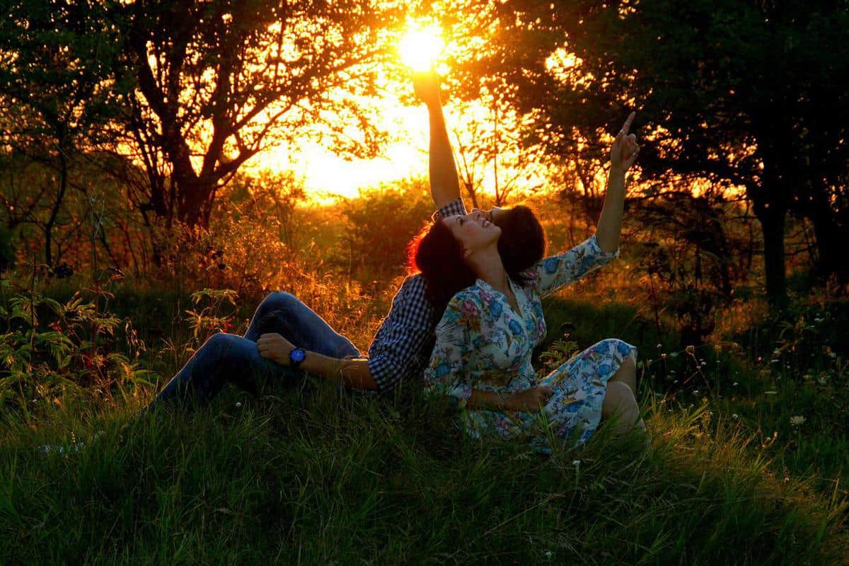 pareja en la naturaleza