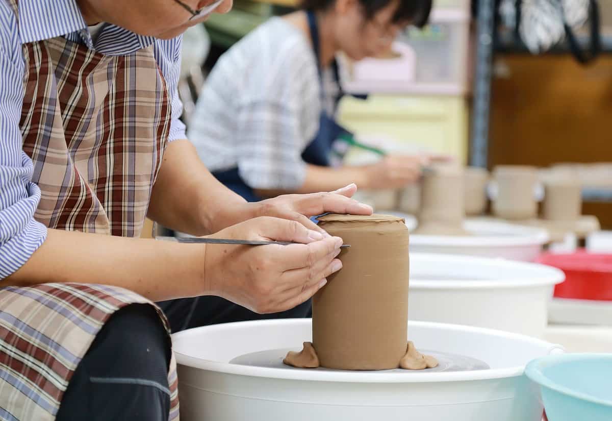 artisan-making-pottery
