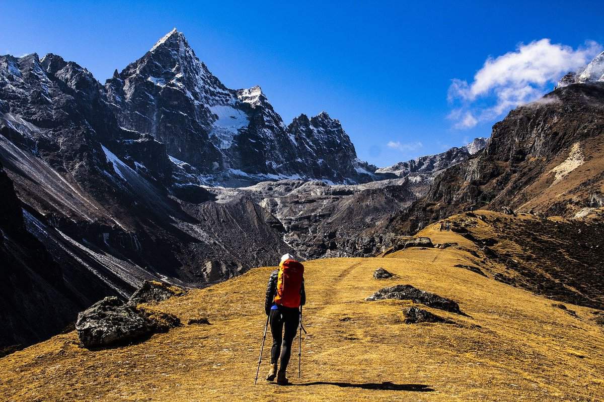 uomo che scala la montagna