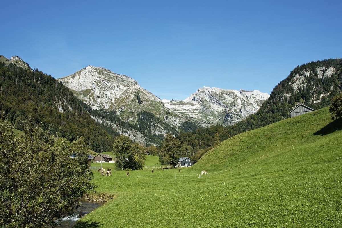 valle-montañas-hermoso