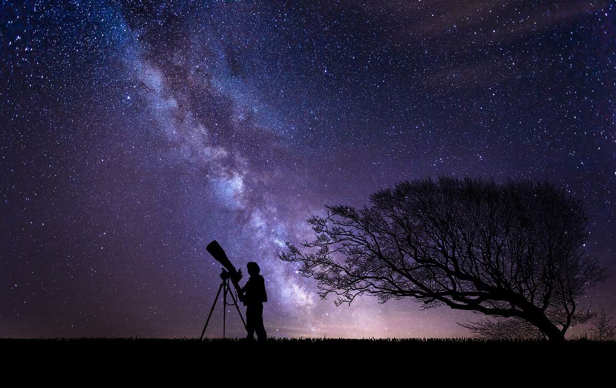telescopio-hombre-galaxia