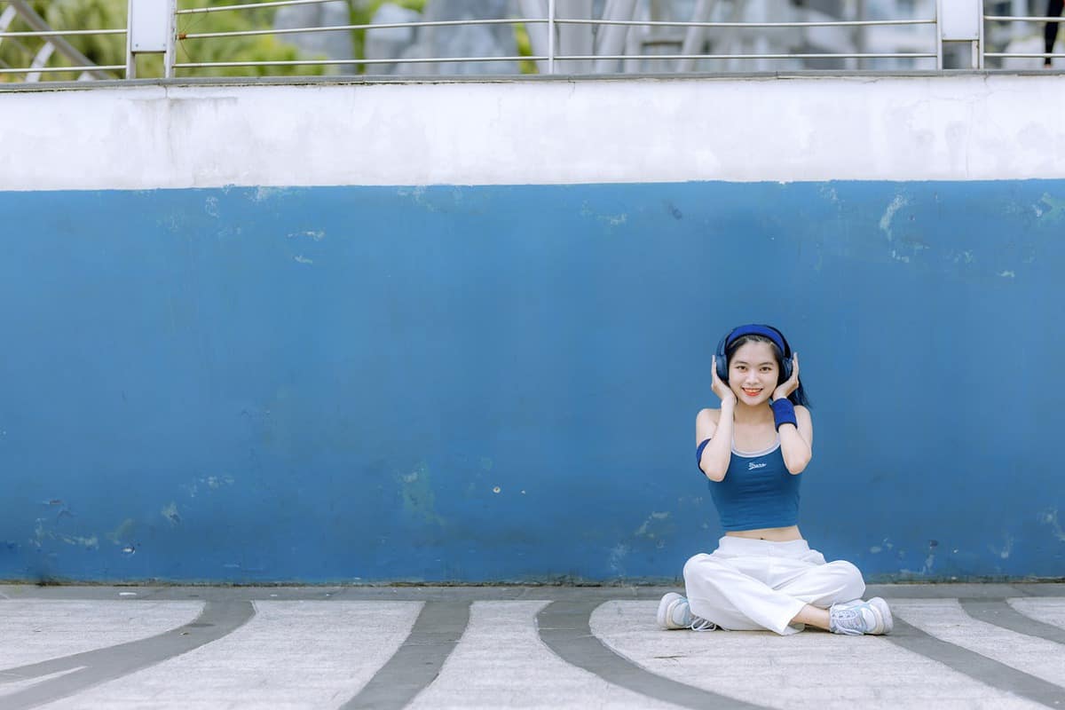 asian-girl-sitting