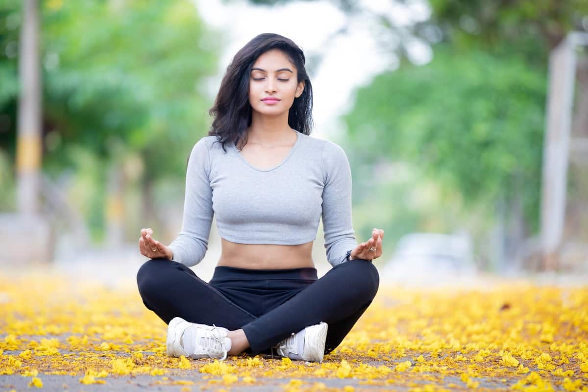 chica-haciendo-yoga