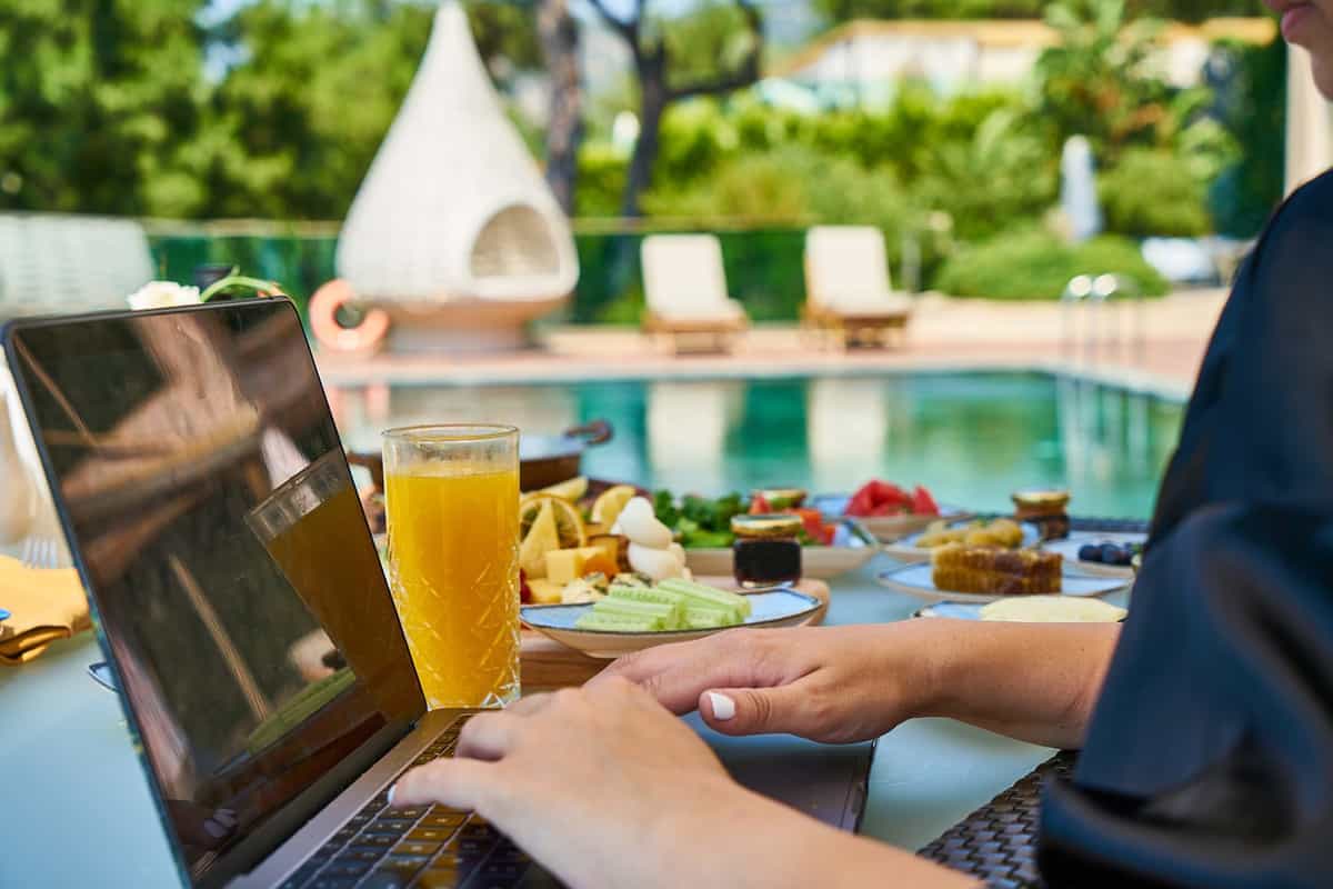 pool-computer-food