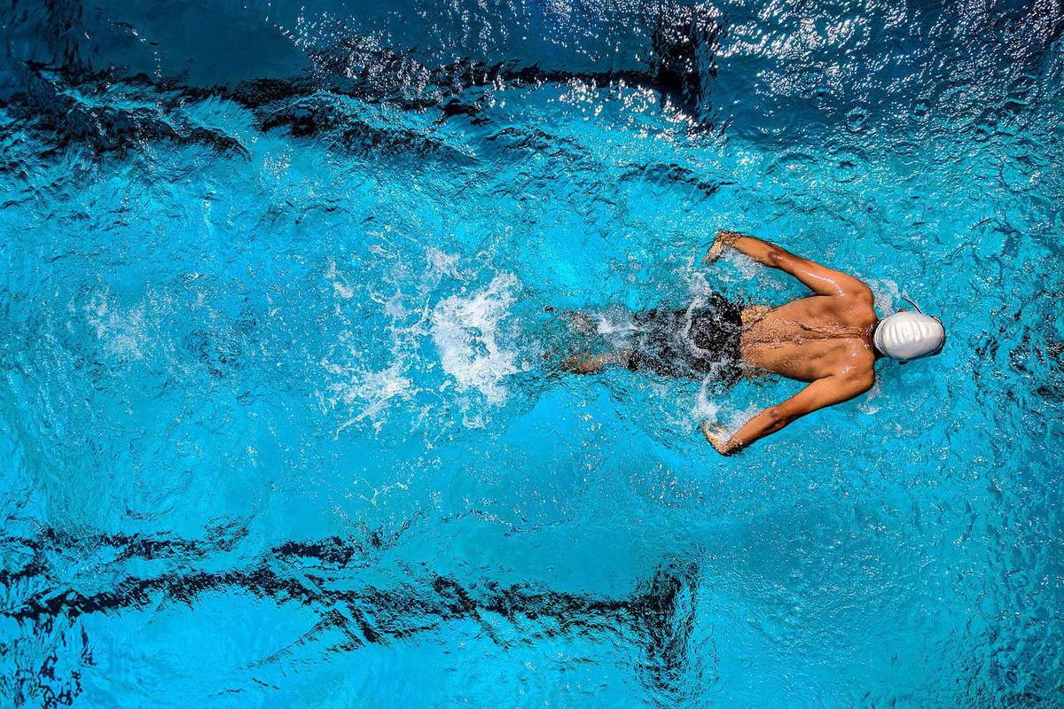 homem-piscina-água