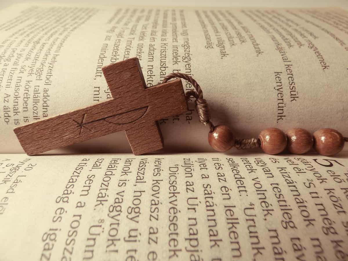 wooden-cross-bible