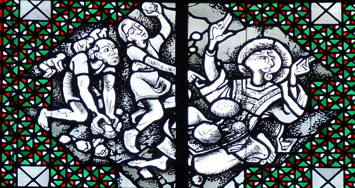 ventana con decoración religiosa
