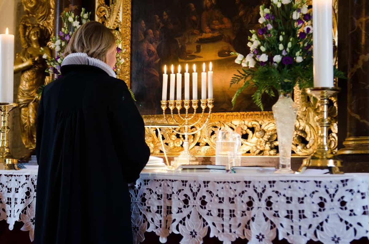 chapel-candles-woman
