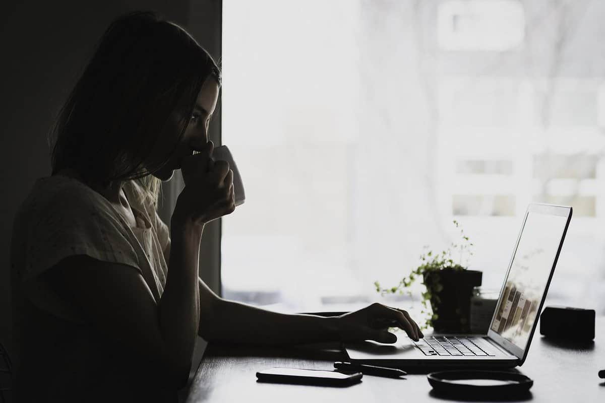 girl-working-home