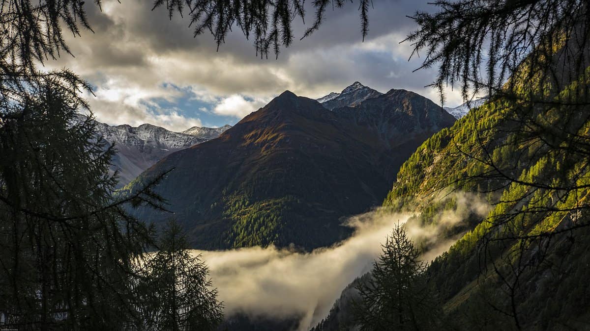 nebbia-montagna-picchi