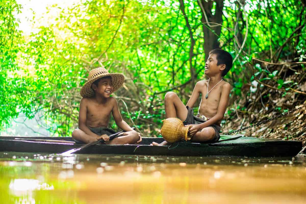 bambini asiatici che giocano