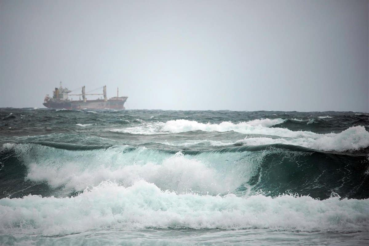 barco-ondas-de-água