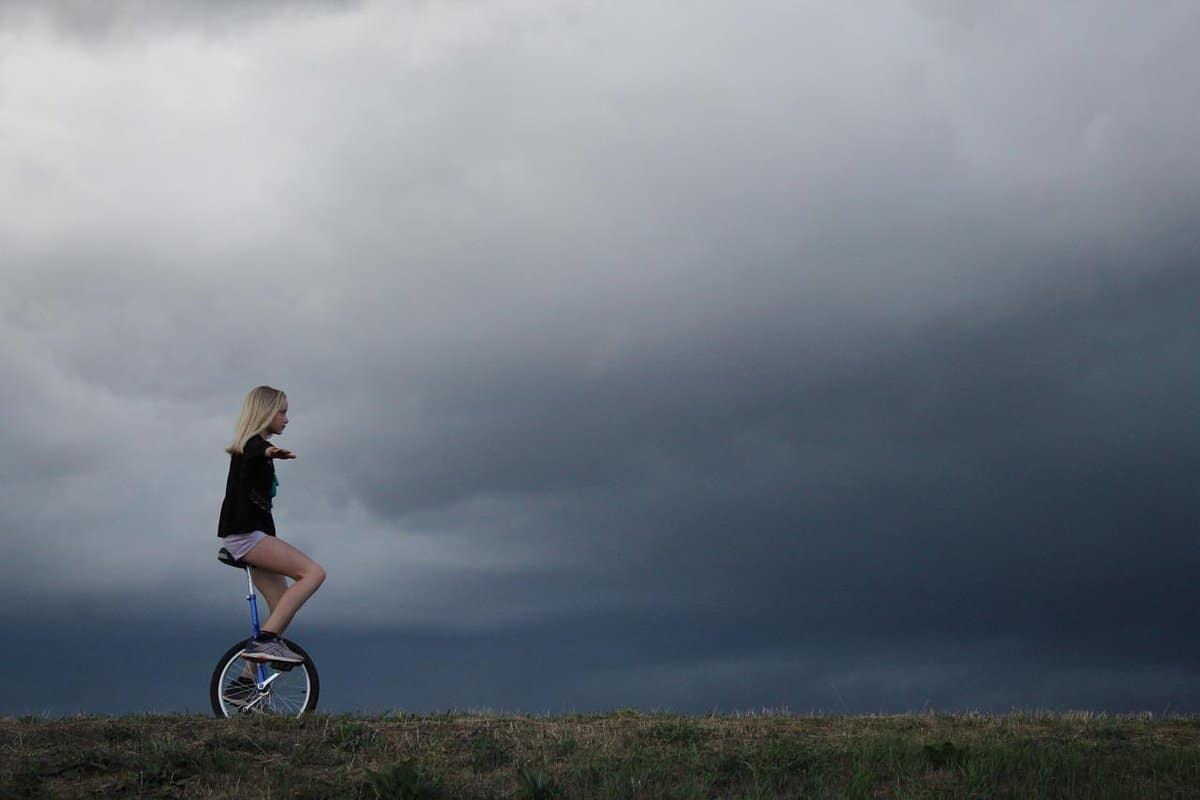 ragazza-che-va-in-bici-da-sola