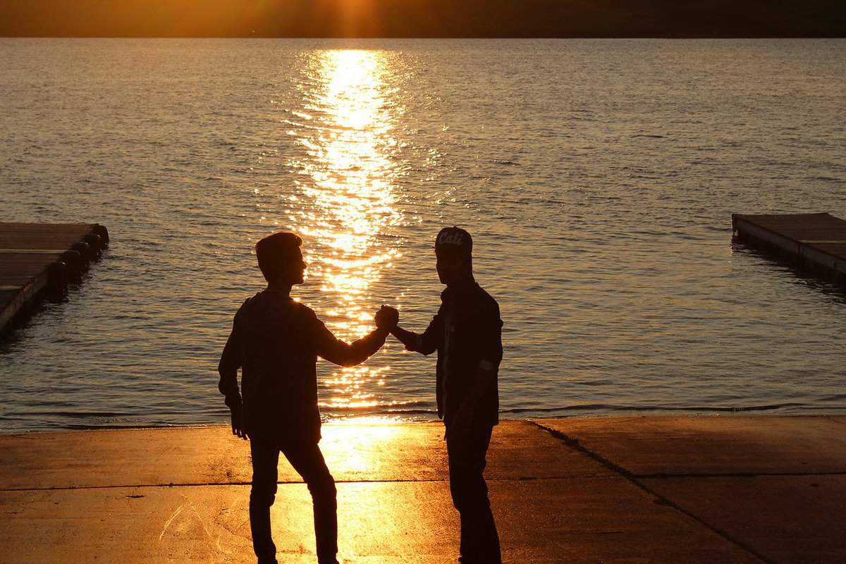 amigos-tendiendo-la-mano