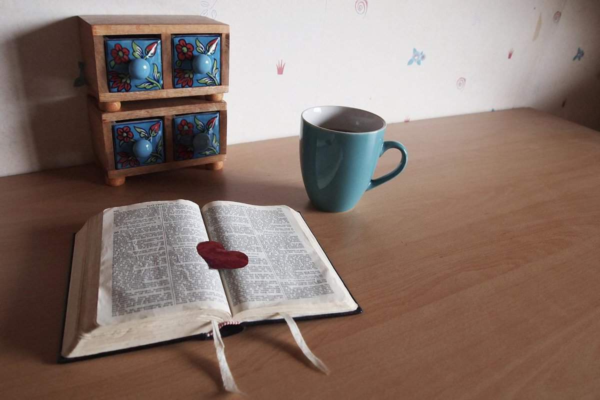 escritorio-taza-biblia