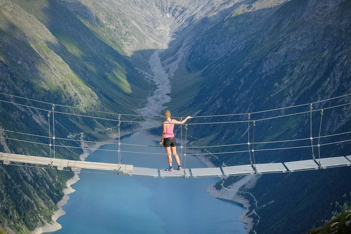 mulher que atravessa a ponte