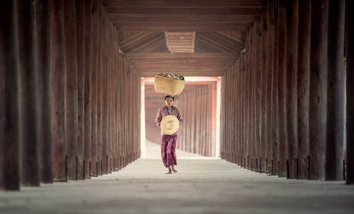 mujer vestida a la manera tradicional