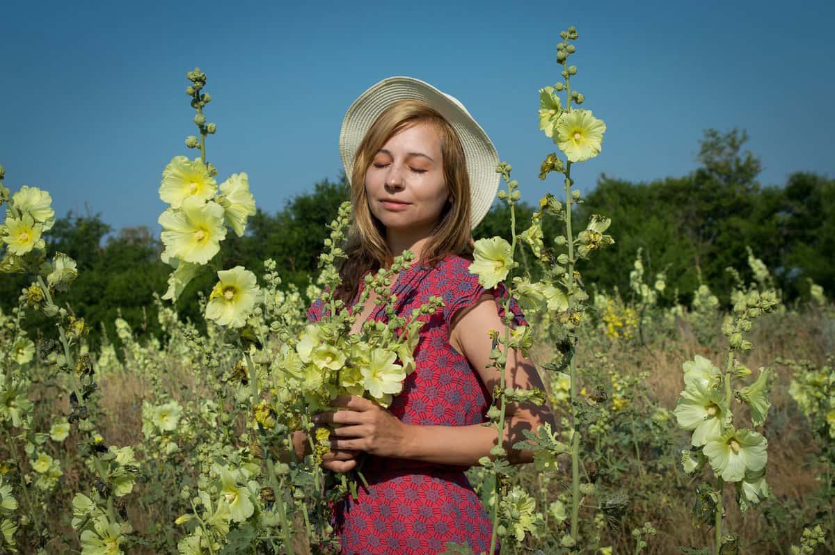 mulher-recolhendo-flores