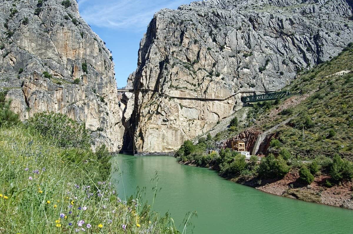 fiume-scogliera-roccia