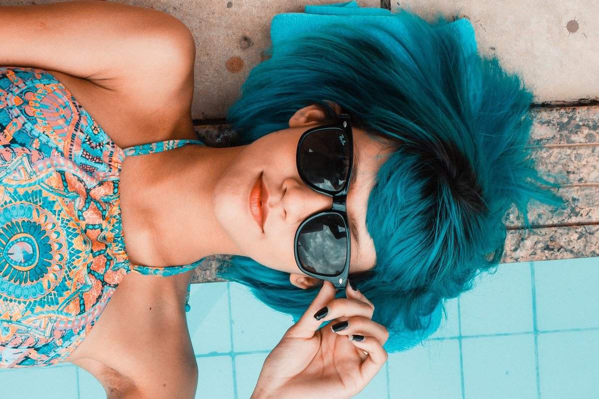 banhos de sol de cabelo azul