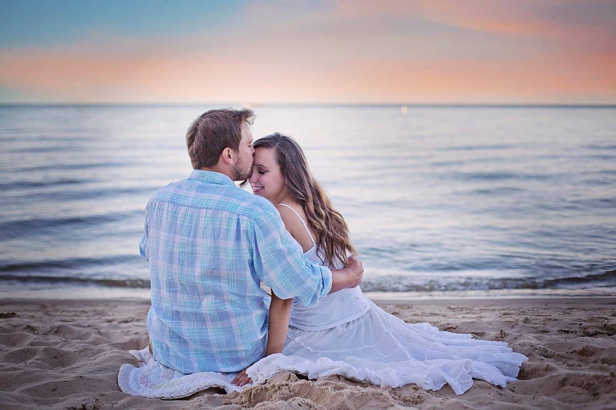 pareja que besa el mar