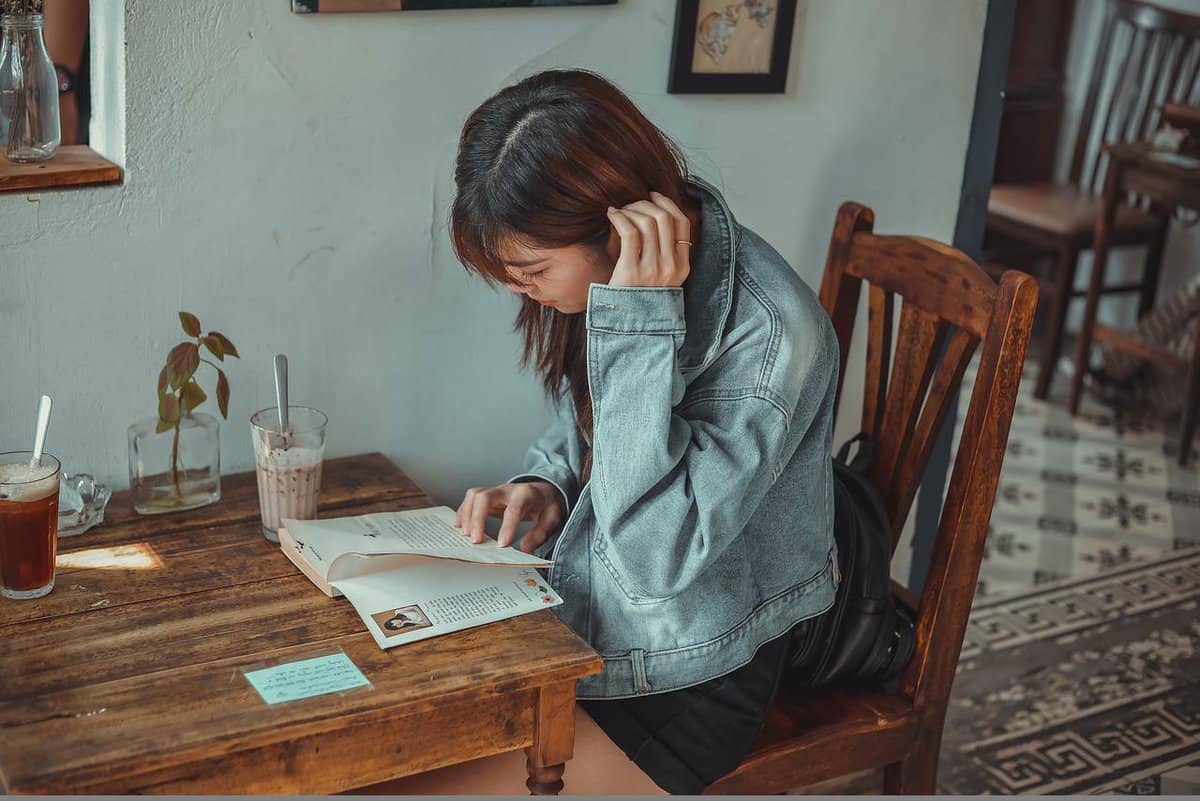 girl-reading-studying