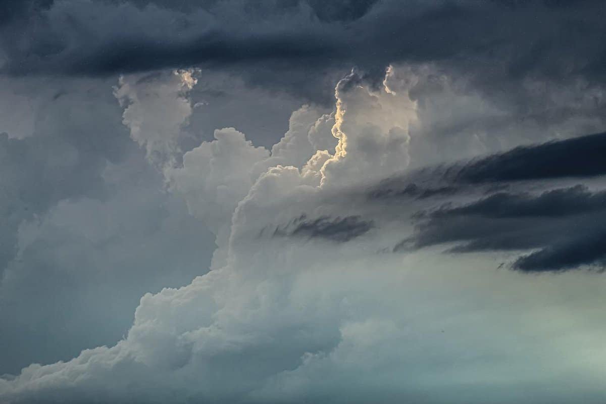 巨大な白い雲