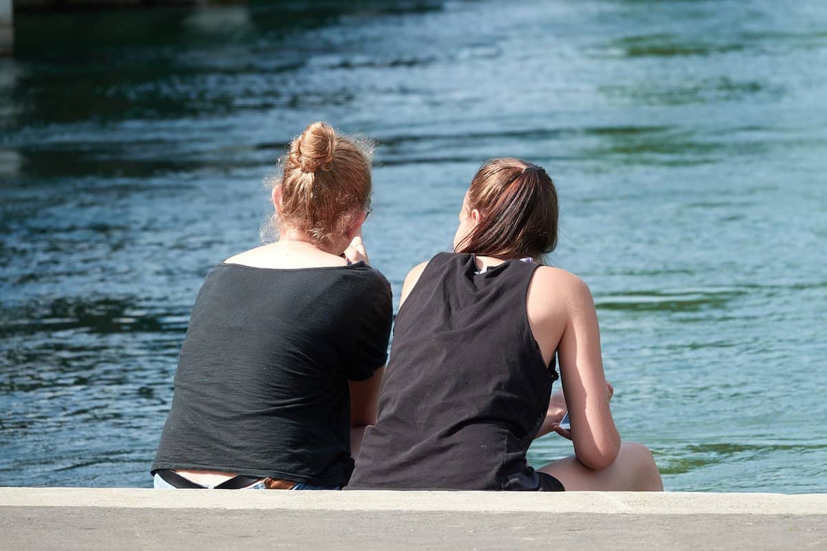 sea-two-women