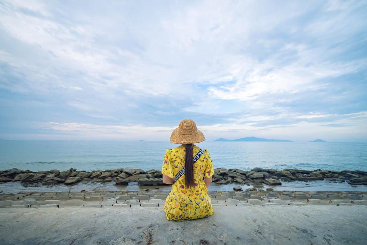 yellow-clothes-woman