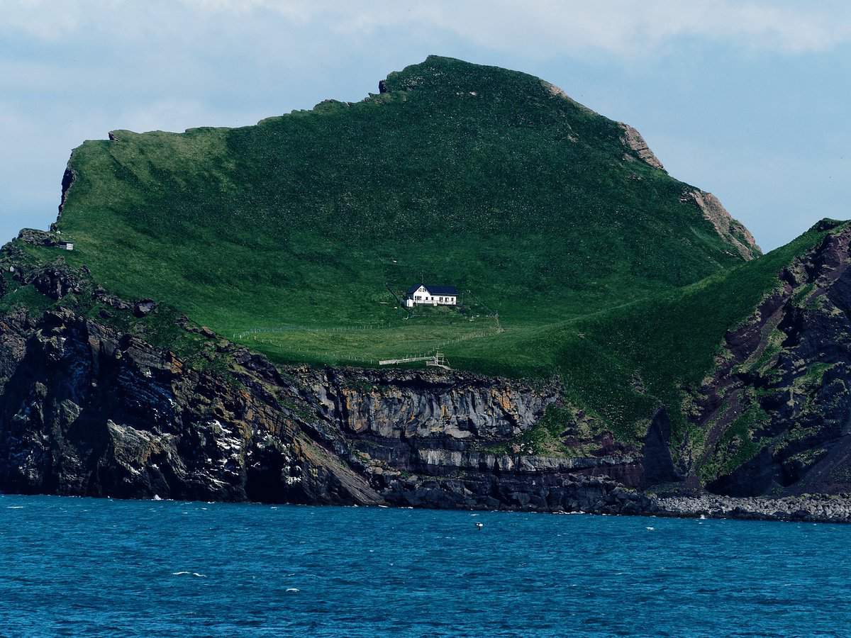 sea-iceland-house