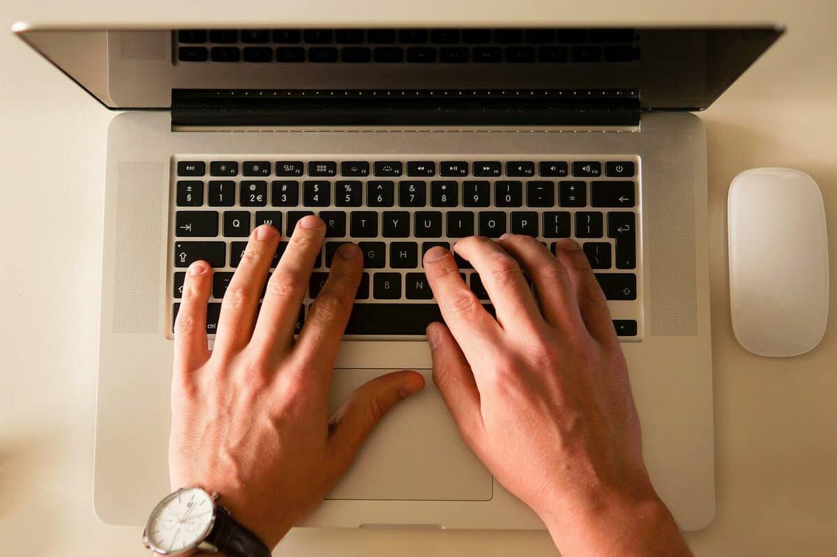 two-hands-typing