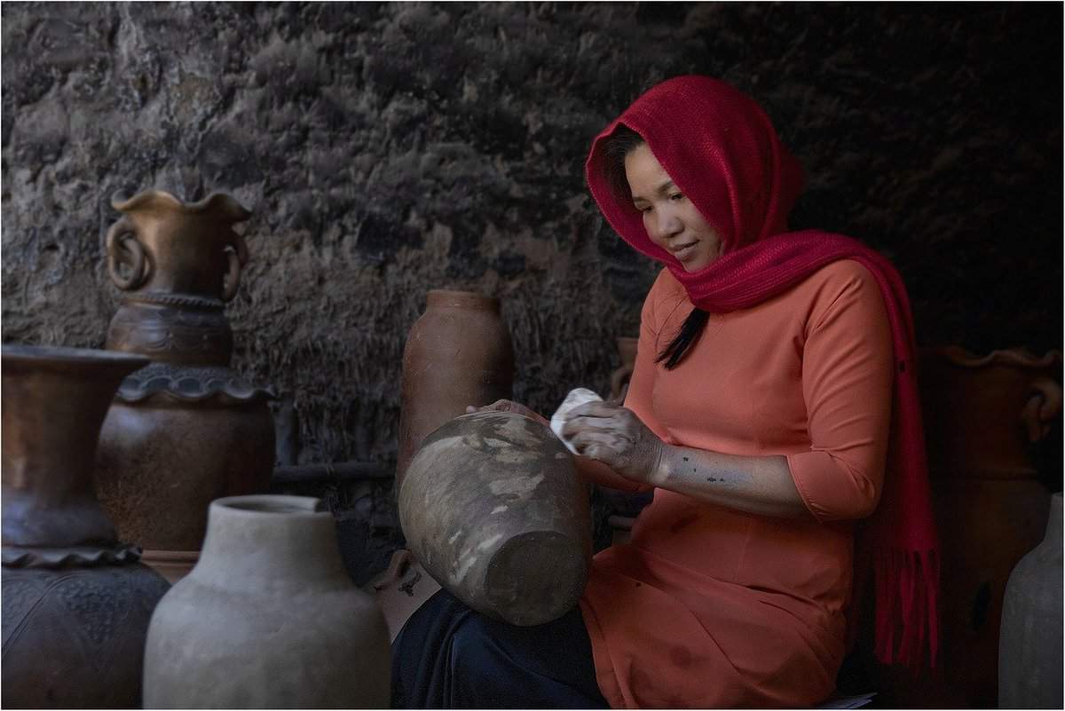 asian-pottery-worker