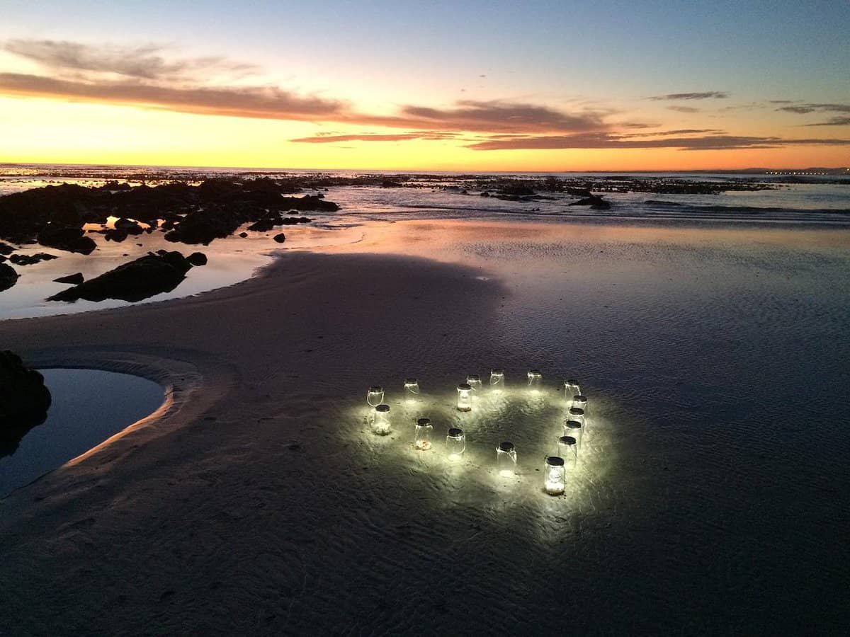 playa iluminada con corazones