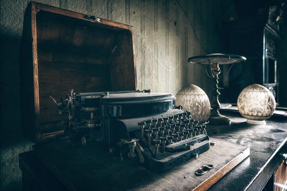 secretária de máquina de escrever antiga