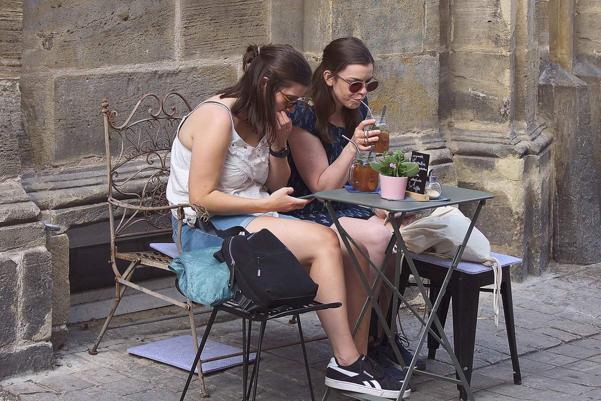 raparigas sentadas juntas