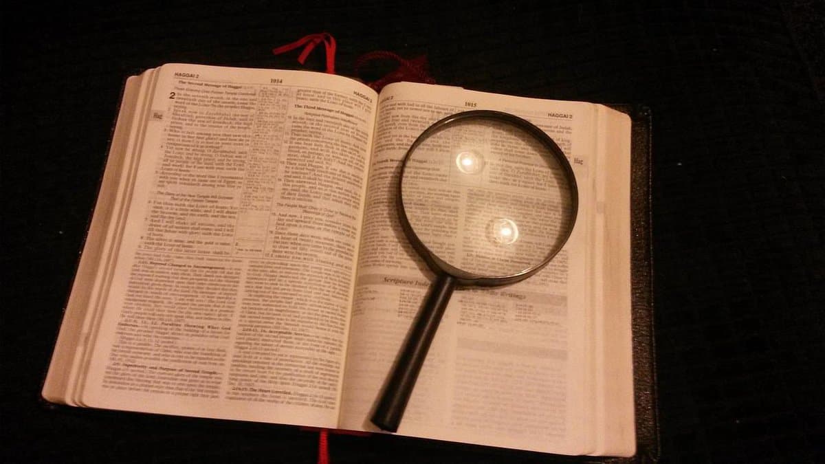 magnifying-glass-book