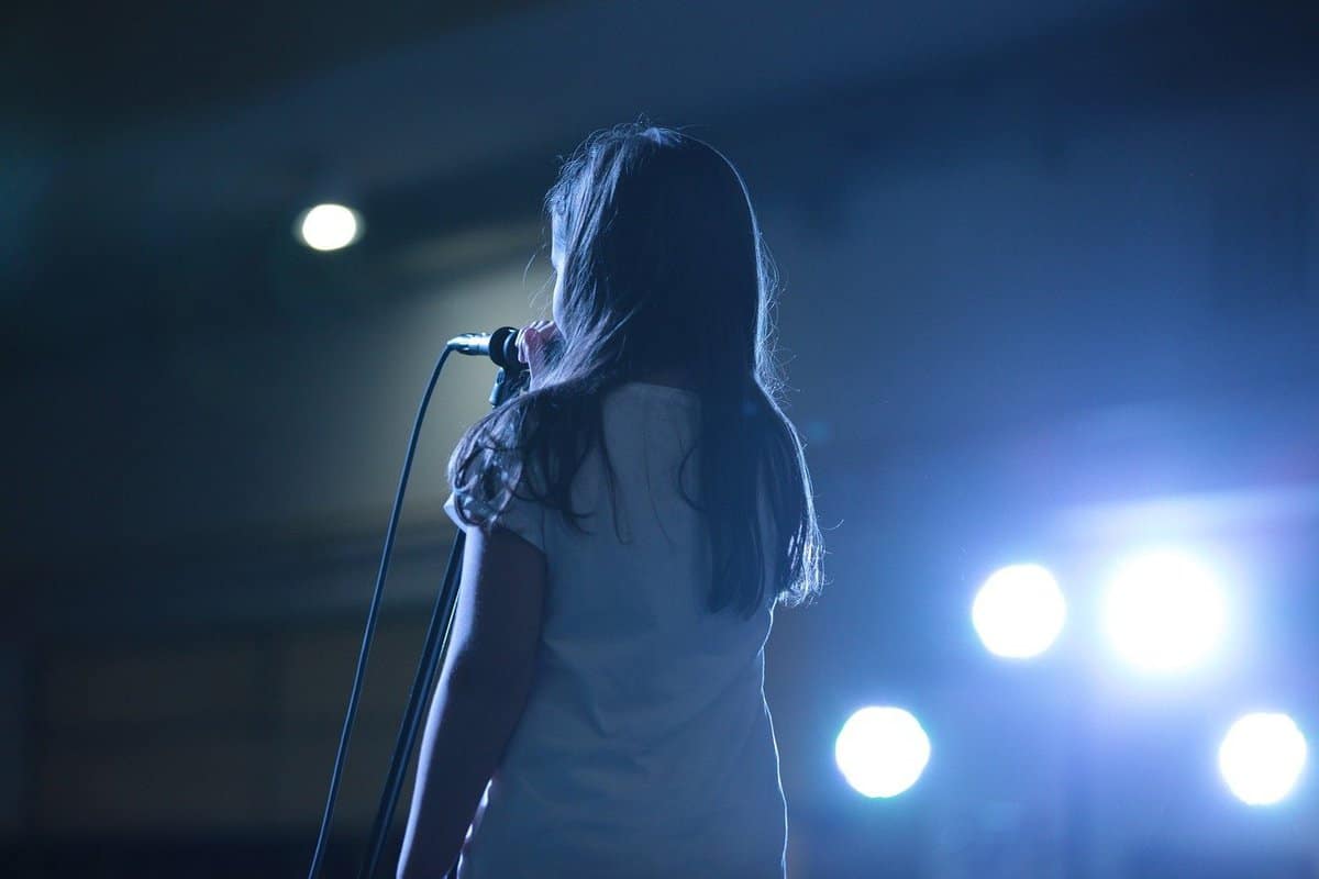 girl-on-stage