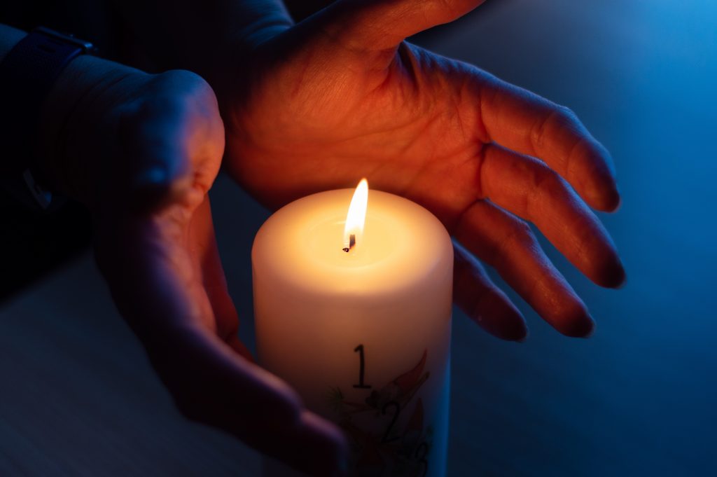 number-1-candle-hands