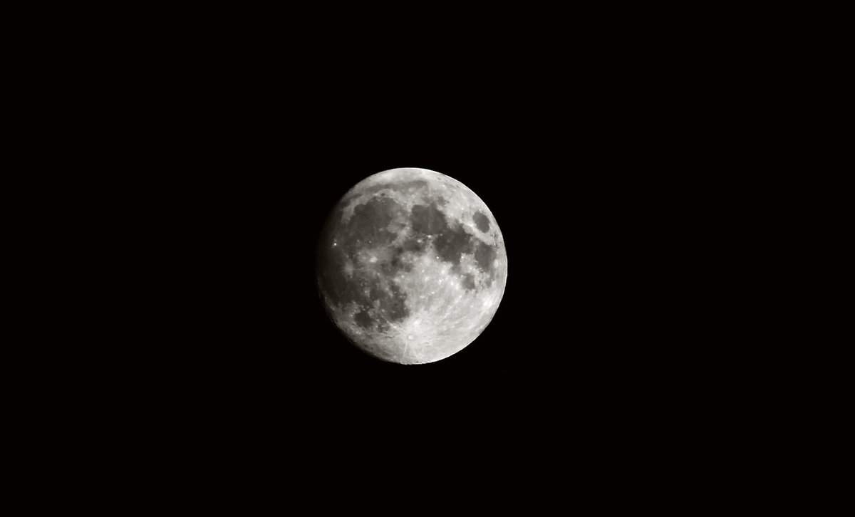 satélite-luna natural