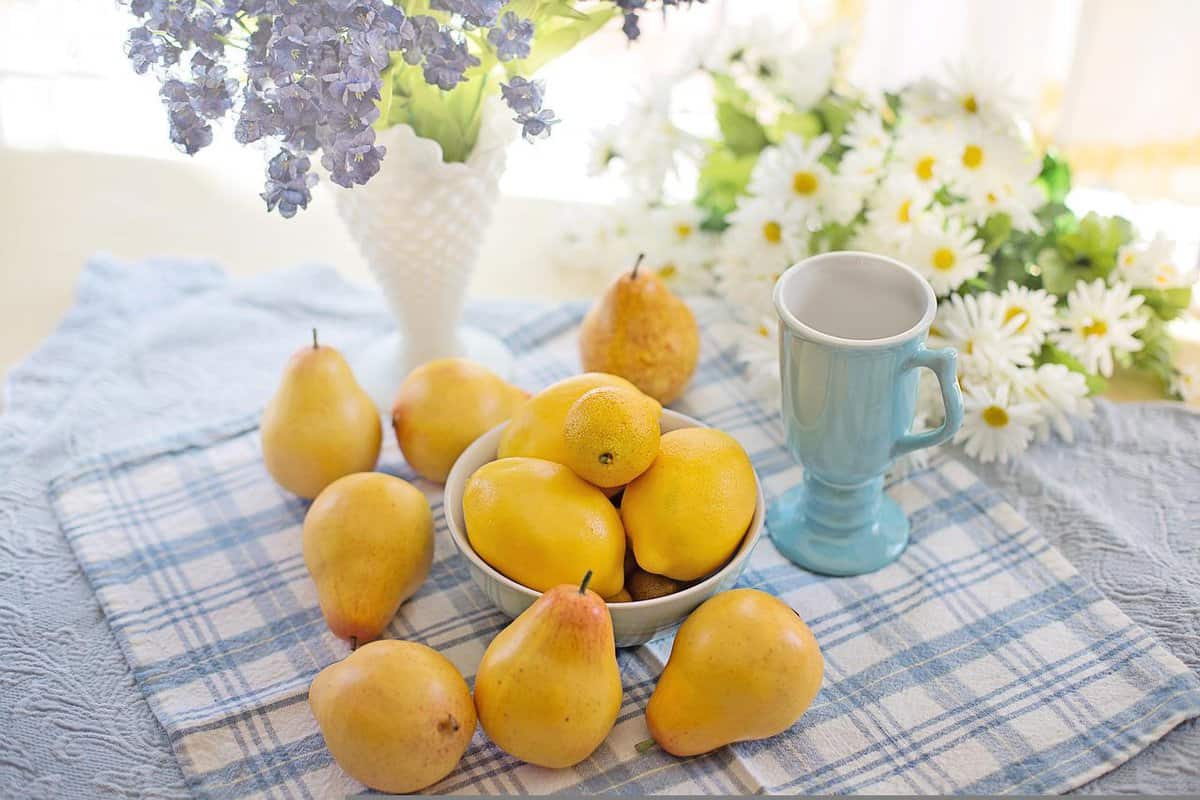 prettily-decorated-table