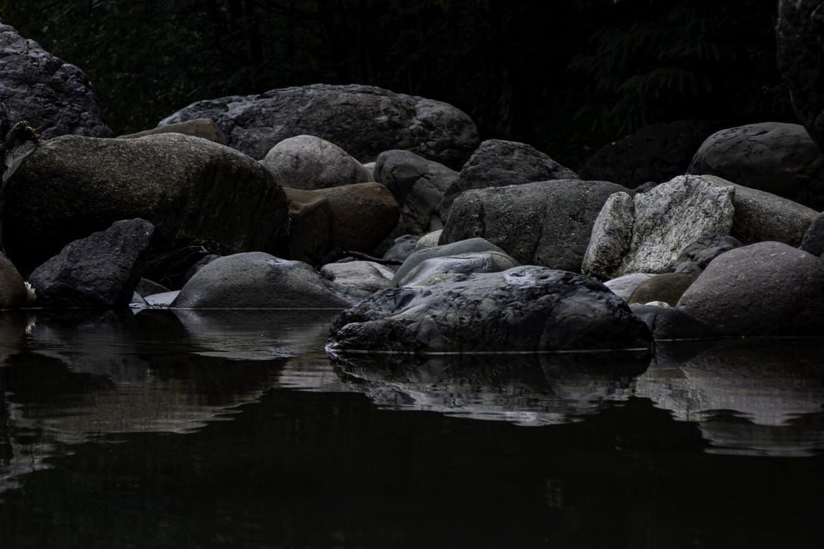 natureza-lagoa-pedra