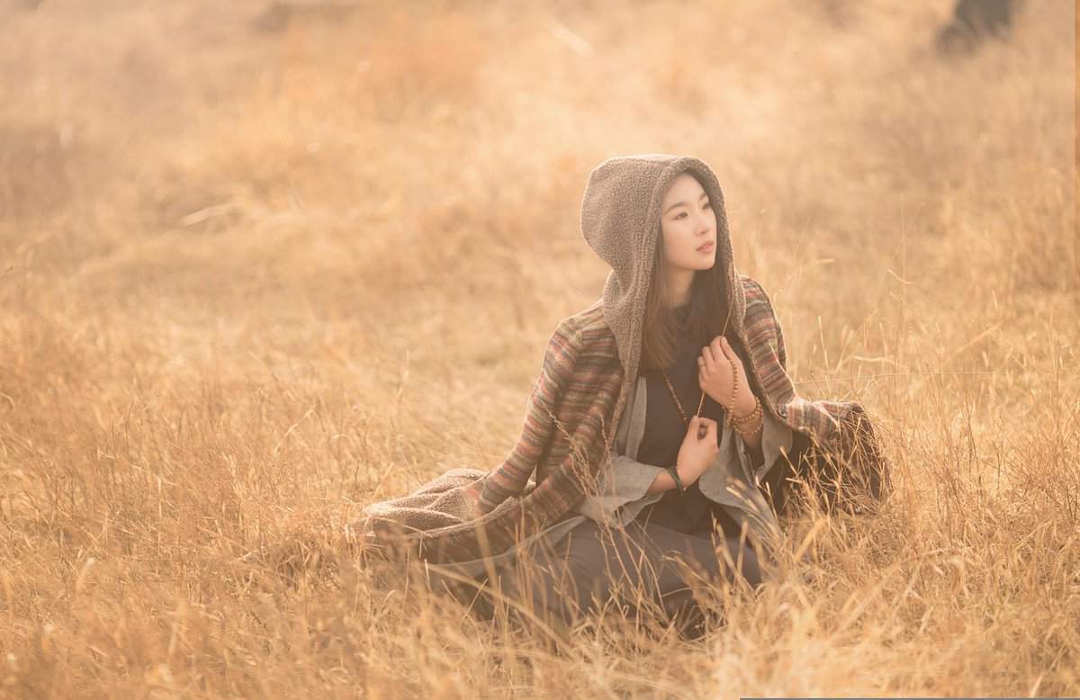 woman-sitting-grass