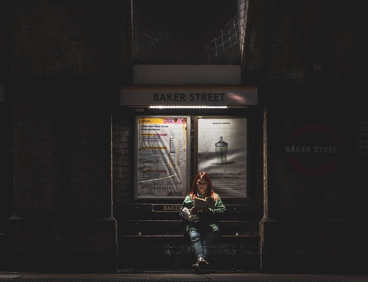 esperando al autobús